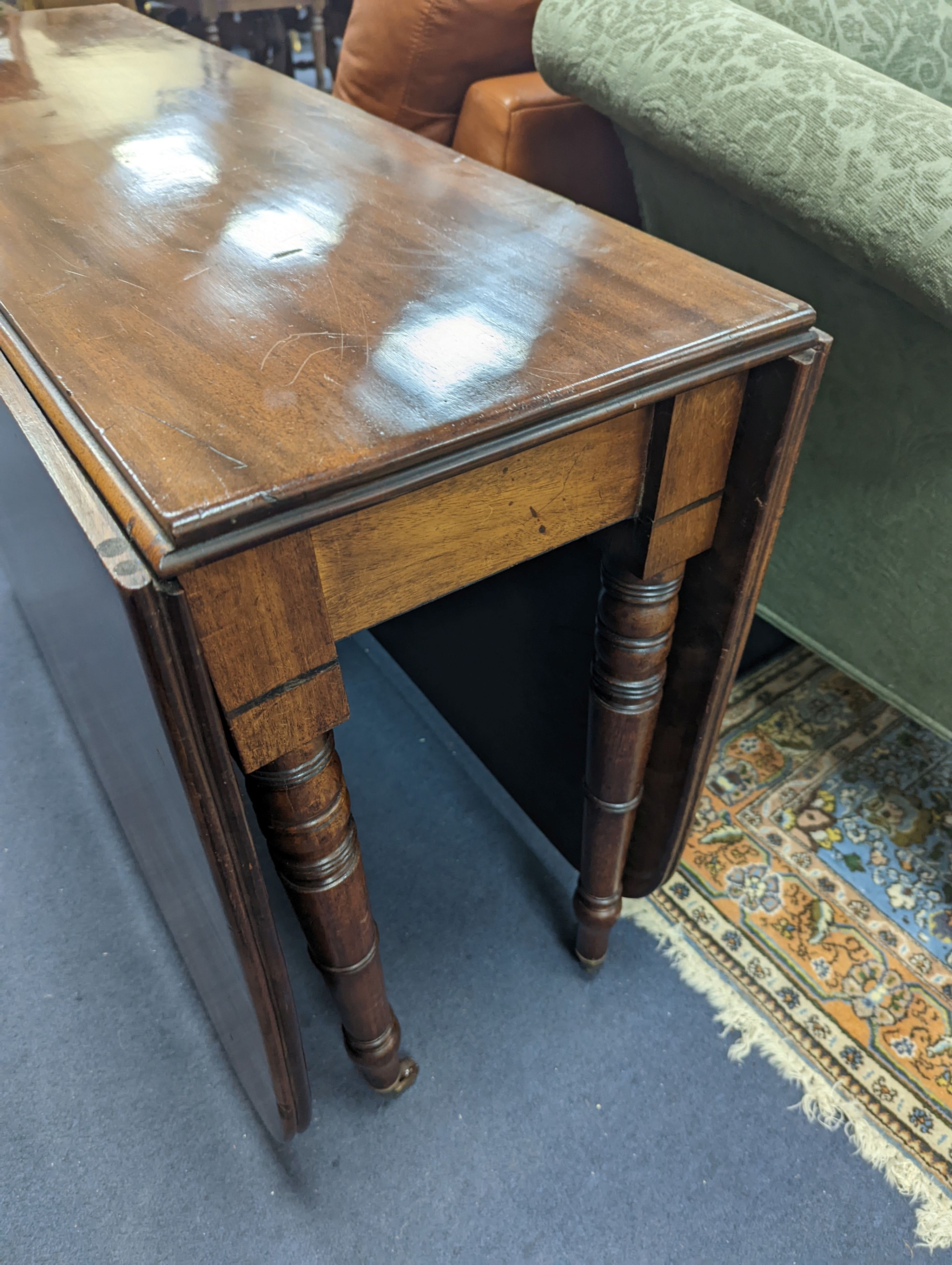 A Regency mahogany dropleaf dining table, length 153cm extended, width 105cm, height 70cm